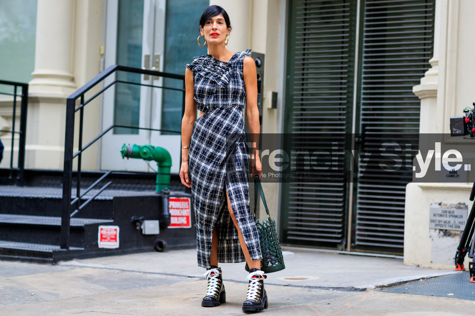 black dress, black shoes, checked, graphic bag, graphic dress, green bag, high heels, leather bag, leather shoes, plaid, printed bag, printed dress, red lips, tartan, fashion week, frenchystyle, FW, jonathan paciullo, street style, NYFW, NEW YORK, SPRING SUMMER 2019, SS 19, atmosphere details, horizontal, full length