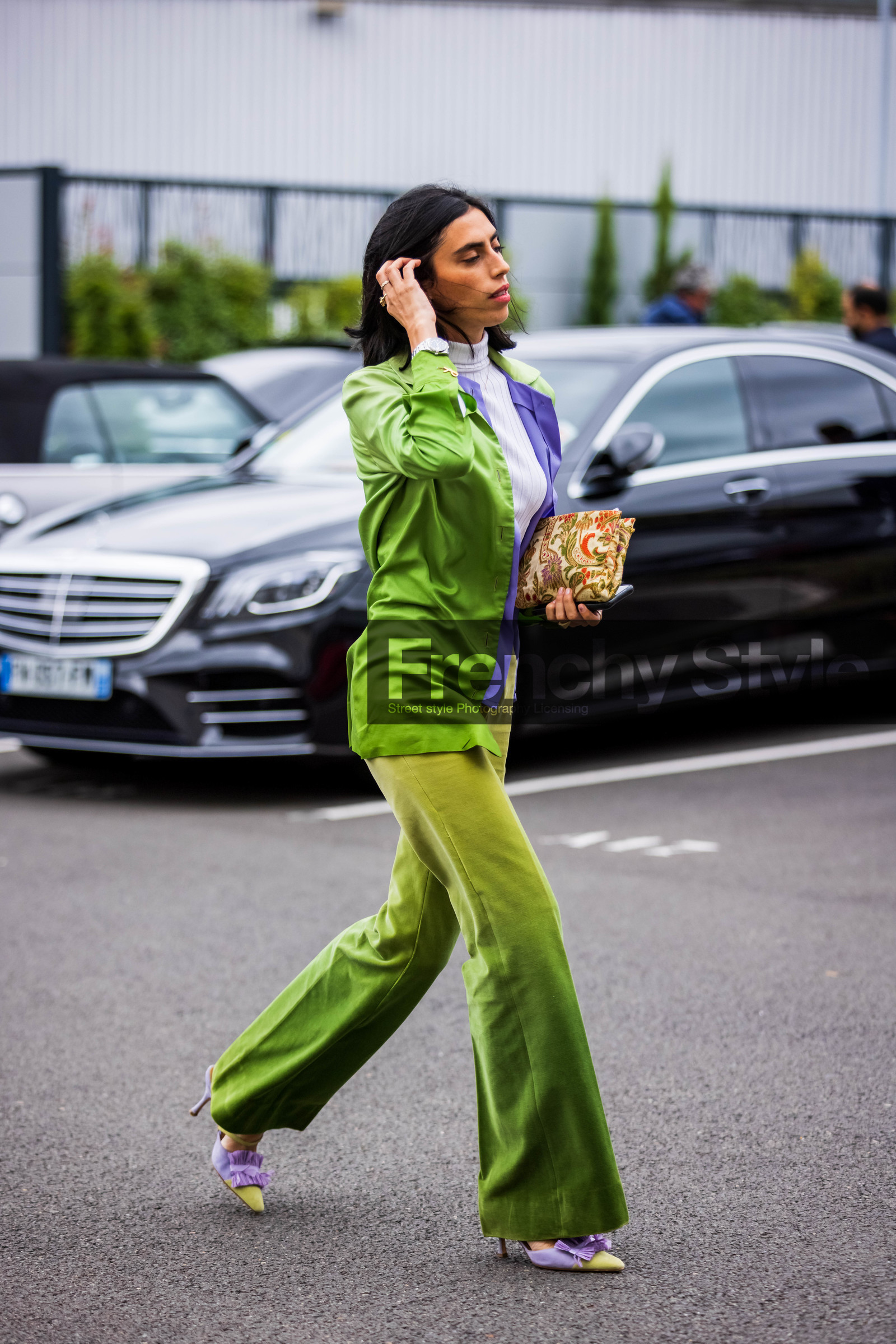 beige pouch, flare pants, green pants, green shirt, heels, lila heels, pants, pouch, printed pouch, purple heels, shirt, turtleneck, velvet pants, white turtleneck, PARIS, PFW, fashion week, frenchystyle, FW, jonathan paciullo, street style, SPRING SUMMER 2022, SS 22, vertical, full length