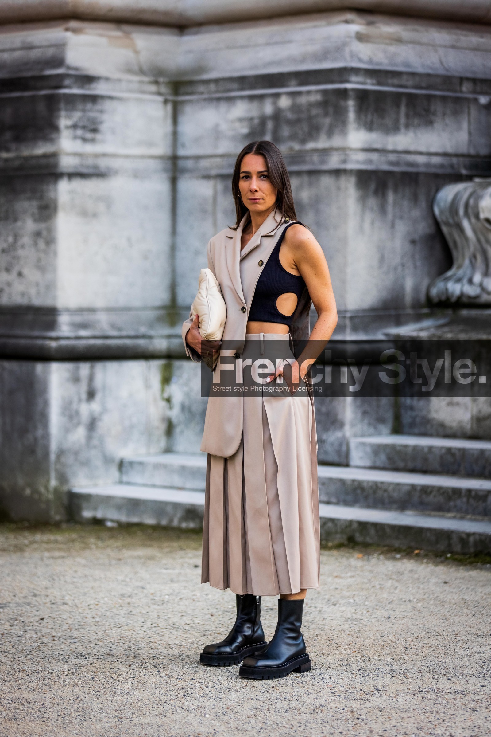 Alice Barbier, asymetrical blazer, bag, beige blazer, beige skirt, black boots, black top, blazer, boots, cut out top, ecru bag, leather bag, leather boots, margiela bag, pleated skirt, quilted bag, skirt, street style, jonathan paciullo, FW, frenchystyle, fashion week, PFW, PARIS, SPRING SUMMER 2022, SS 22, vertical, full length