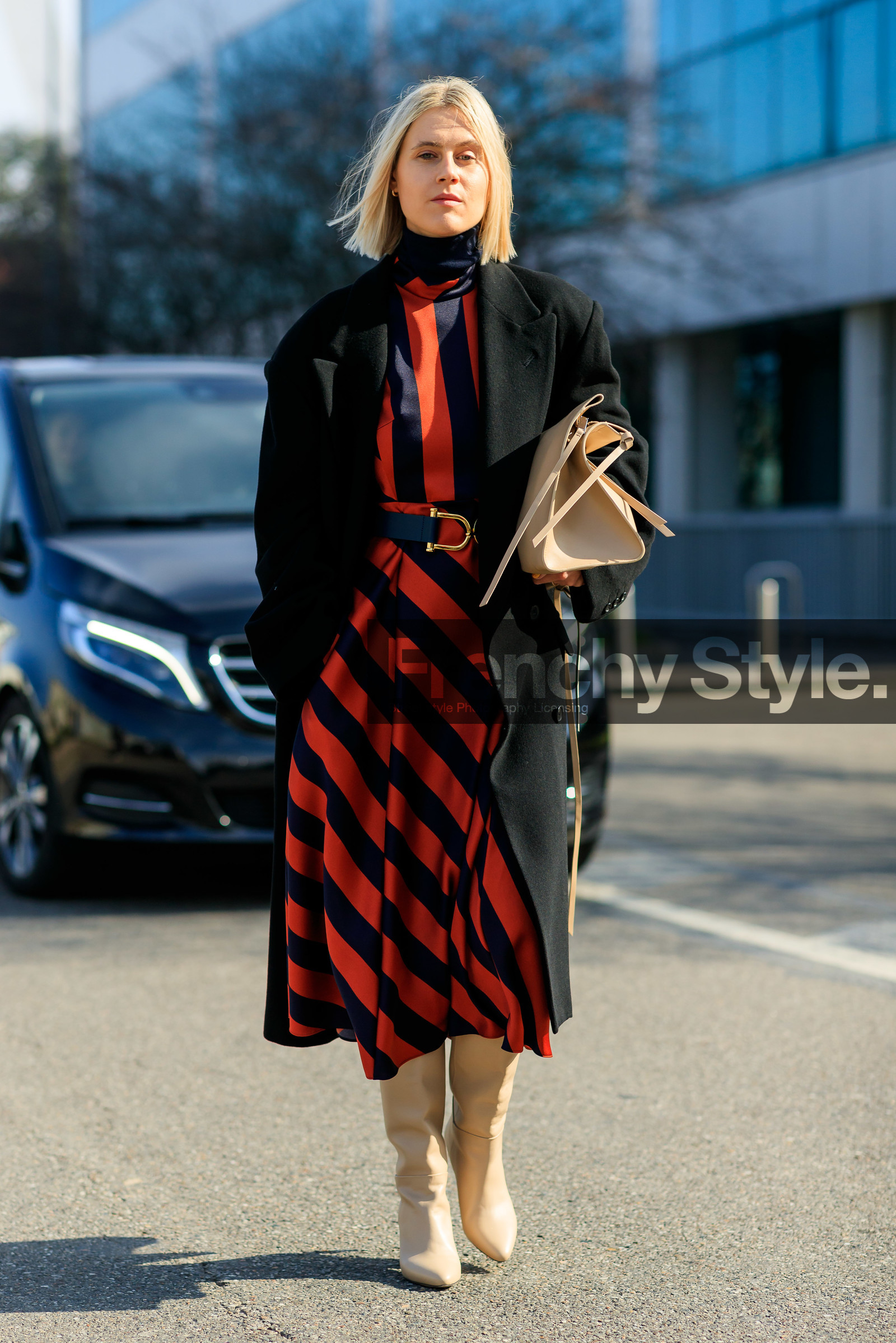 linda tol, striped dress, red dress, belted dress, navy blue dress, black coat, black leather belt, golden buckle belt, light beige leather clutch, light beige leather boots, high boots, long dress, high collar dress, fashion week, frenchystyle, FW, jonathan paciullo, street style, MFW, MILAN, AUTUMN WINTER 2020-2021, FALL WINTER 2020-2021, FW 20-21, vertical, full length