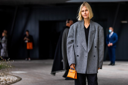 bag, black pants, blazer, fluid pants, grey blazer, hermes bag, kelly bag, large pants, leather bag, Linda Told, mini bag, oversize blazer, pants, PARIS, PFW, fashion week, frenchystyle, FW, jonathan paciullo, street style, SPRING SUMMER 2022, SS 22, horizontal, atmosphere details