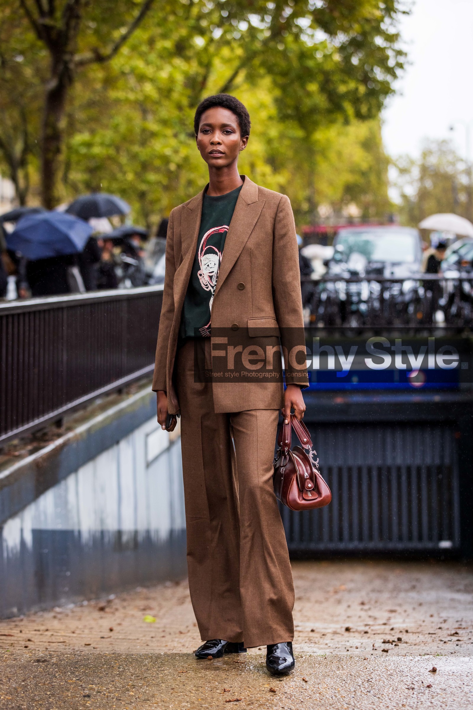 bag, black boots, blazer, brown bag, brown blazer, brown pants, brown suits, green t-shirt, leatther bag, Mahany Pery, pants, printed t-shirt, suits, t-shirt, fashion week, frenchystyle, FW, jonathan paciullo, street style, PFW, PARIS, SPRING SUMMER 2022, SS 22, vertical, full length