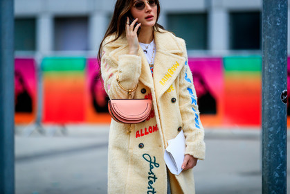 chloé, Fur coat, graphic jacket, leather bag, message, pink bag, printed jacket, sunglasses, white coat, PARIS, PFW, street style, jonathan paciullo, FW, frenchystyle, fashion week, AUTUMN WINTER 2019-2020, AW 19-20, FALL WINTER 2019-2020, FW 19-20, horizontal, atmosphere details, detail