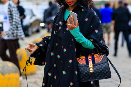 atmosphere details, black bag, black coat, detail, fashion week, floral, flower, frenchystyle, FW, graphic bag, gucci, horizontal, jonathan paciullo, leather bag, MFW, MILAN, oversize, printed bag, printed coat, SPRING SUMMER 2017, SS 17, street style