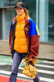 model, black cap, orange coat, down jacket, layered jacket, raincoat, blue coat, blue parka, red parka, red coat, oversize parka, oversize coat, coach bag, yellow leather bag, printed bag, grey jeans, fashion week, frenchystyle, FW, jonathan paciullo, street style, NYFW, NEW YORK, AUTUMN WINTER 2020-2021, FALL WINTER 2020-2021, FW 20-21, vertical, atmosphere details, detail