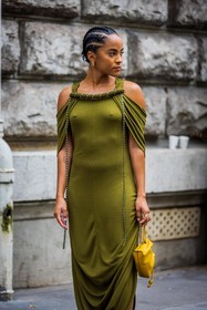 bag, dress, green dress, long dress, mini bag, statement dress, yellow bag, street style, jonathan paciullo, FW, frenchystyle, fashion week, PFW, PARIS, SPRING SUMMER 2022, SS 22, vertical, atmosphere details