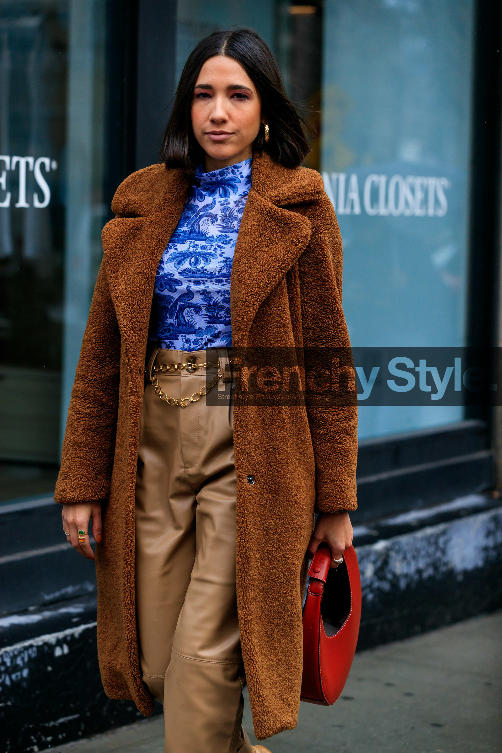 camel coat, fur coat, beige leather pants, red leather bag, round shape bag, coperni bag, belted pants, chain belt, golden belt, blue top, white top, high collar top, high waist pants, floral printed top, fashion week, frenchystyle, FW, jonathan paciullo, street style, AUTUMN WINTER 2020-2021, FALL WINTER 2020-2021, FW 20-21, vertical, atmosphere details, detail, NYFW, NEW YORK
