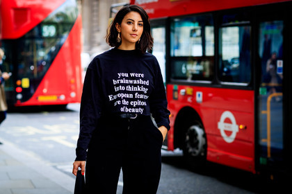 black belt, black pants, black sweater, earrings, message, printed sweater, tone on tone, total look black, trousers, fashion week, frenchystyle, FW, jonathan paciullo, street style, LFW, LONDON, SPRING SUMMER 2019, SS 19, atmosphere details, horizontal, detail
