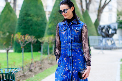 atmosphere details, AUTUMN WINTER 2017-2018, AW 17-18, black bag, black shirt, blue denim, christian dior, denim dress, detail, FALL WINTER 2017-2018, fashion week, frenchystyle, FW, FW 17-18, horizontal, jonathan paciullo, leather bag, model, PARIS, PFW, printed dress, silk shirt, sleeveless, street style, sunglasses
