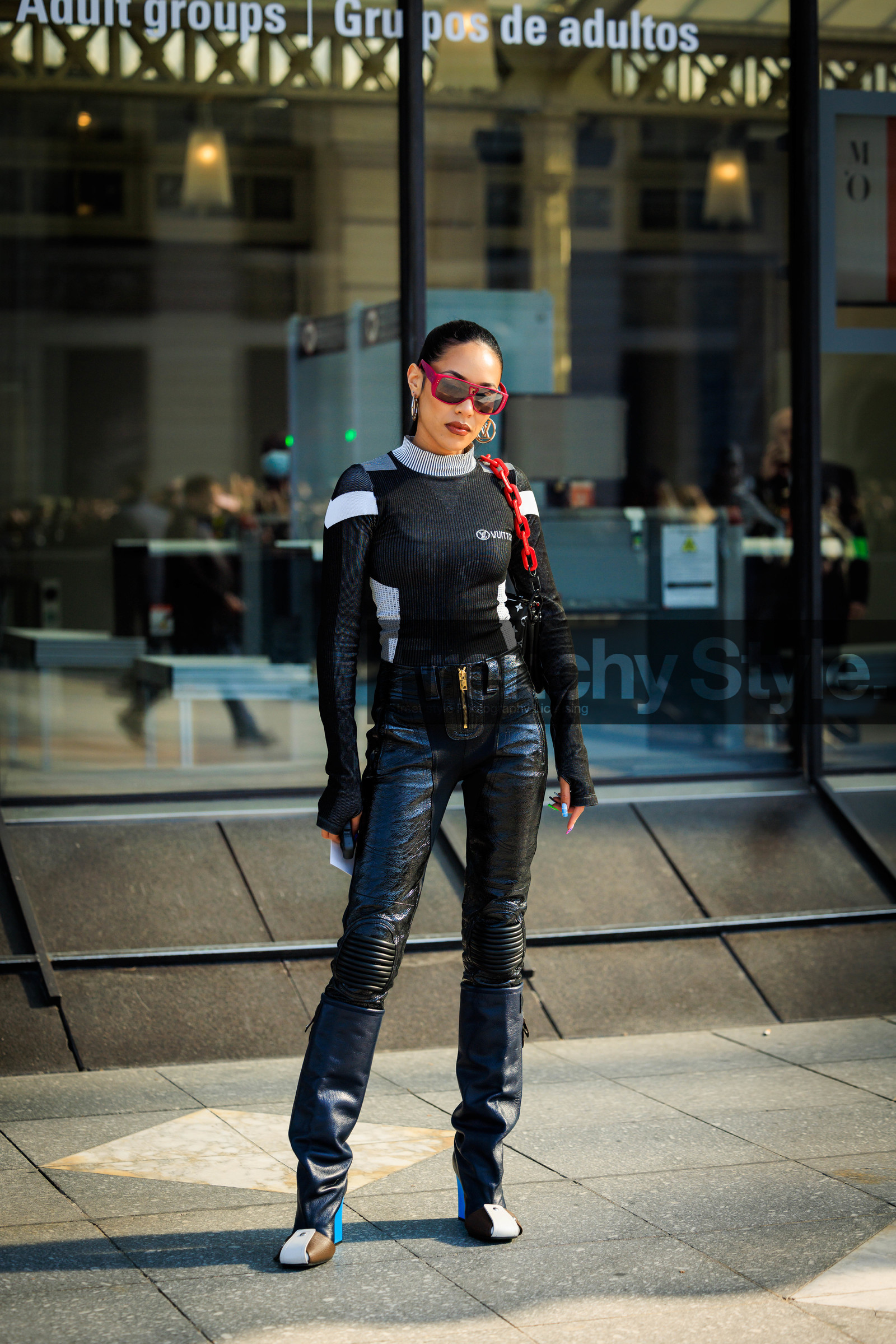 red sunglasses, louis vuitton, louis vuitton bag, chained bag, black handbag, red chain bag, black top, knitted top, knitwear, leather pants, tight pants, black pants, louis vuitton boots, multicolor boots, golden loops, louis vuitton earrings, aleali may, street style, jonathan paciullo, FW, frenchystyle, fashion week, AUTUMN WINTER 2022-2023, FALL WINTER 2022_2023, FW 22-23, PFW, PARIS, full length, vertical
