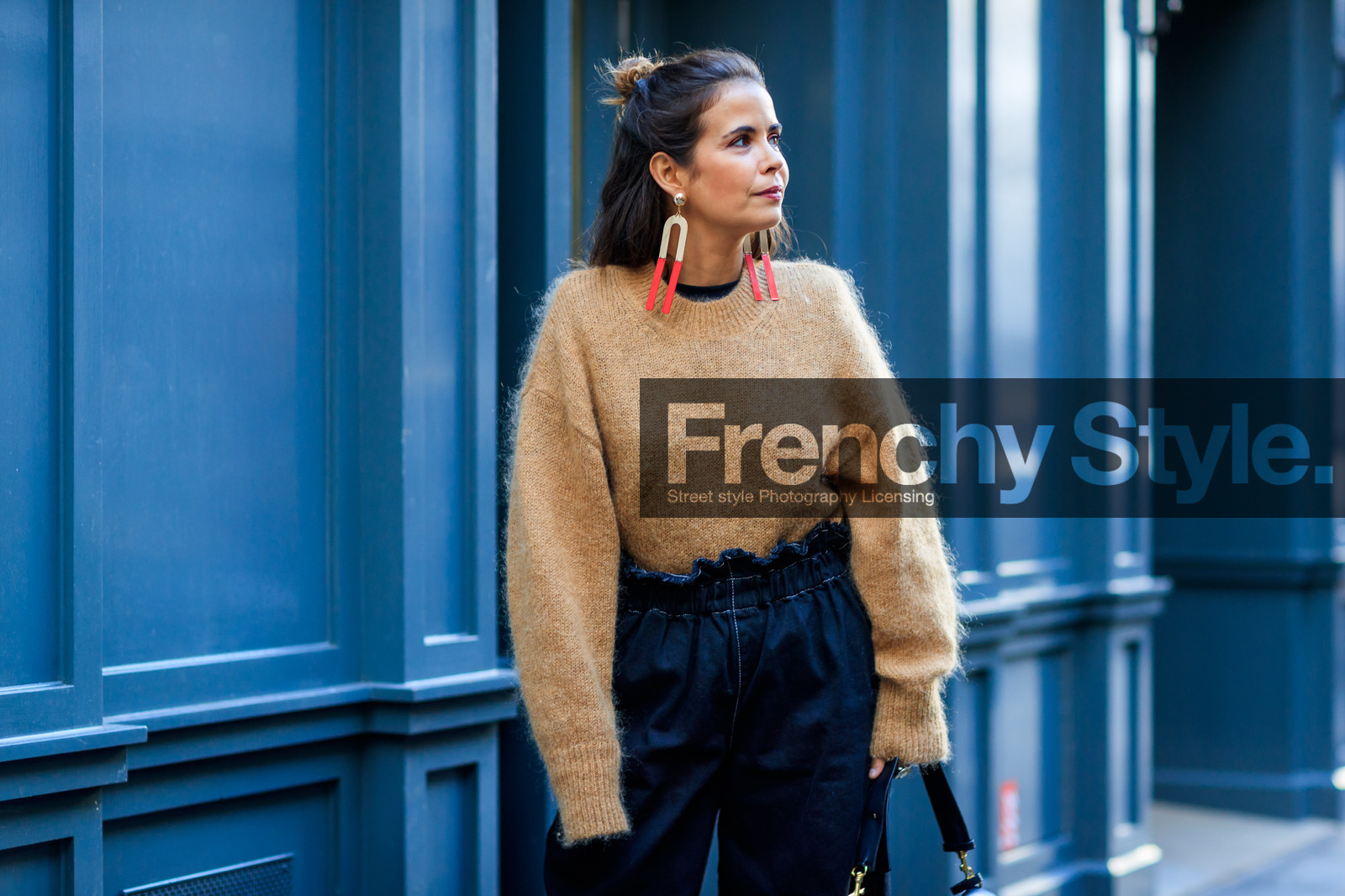 atmosphere details, black bag, black pants, camel sweater, detail, earrings, fashion week, frenchystyle, FW, high waist, horizontal, jonathan paciullo, jw anderson, LFW, LONDON, SPRING SUMMER 2018, SS 18, street style, trousers
