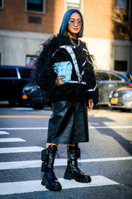 laureen uy, blue hair, dyed hair, blue sunglasses, sheer sunglasses, round shape sunglasses, valentino pullover, black sweatshirt, white sweatshirt, monogrammed sweatshirt, logo printed sweatshirt, feather details pullover, feather details, black leather bermuda shorts, light blue leather bag, plaited bag, plaited leather bag, bottega veneta bag, prada boots, high boots, flat boots, laced boots, ankle bag, big sole boots, big chain necklace, silvered necklace, fashion week, frenchystyle, FW, jonathan paciullo, street style, FALL WINTER 2020-2021, AUTUMN WINTER 2020-2021, FW 20-21, vertical, full length, NYFW, NEW YORK