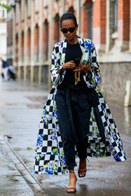 long jacket, floral printed jacket, black jacket, white jacket, black and white jacket, checked jacket, black t-shirt, black jeans, carrot pants, black leather sandals, golden earrings, hoop earrings, fashion week, frenchystyle, FW, jonathan paciullo, street style, PFW, PARIS, AUTUMN WINTER 2021-2022, FALL WINTER 2021-2022, FW 21-22, vertical, full length