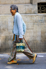 beige shoes, blue cardigan, fashion week, frenchystyle, full length, FW, gold bag, jonathan paciullo, leather bag, leather shoes, MENSWEAR, PARIS, PFW, printed bag, printed pants, SPRING SUMMER 2018, SS 18, street style, trousers, tweed pants, vertical