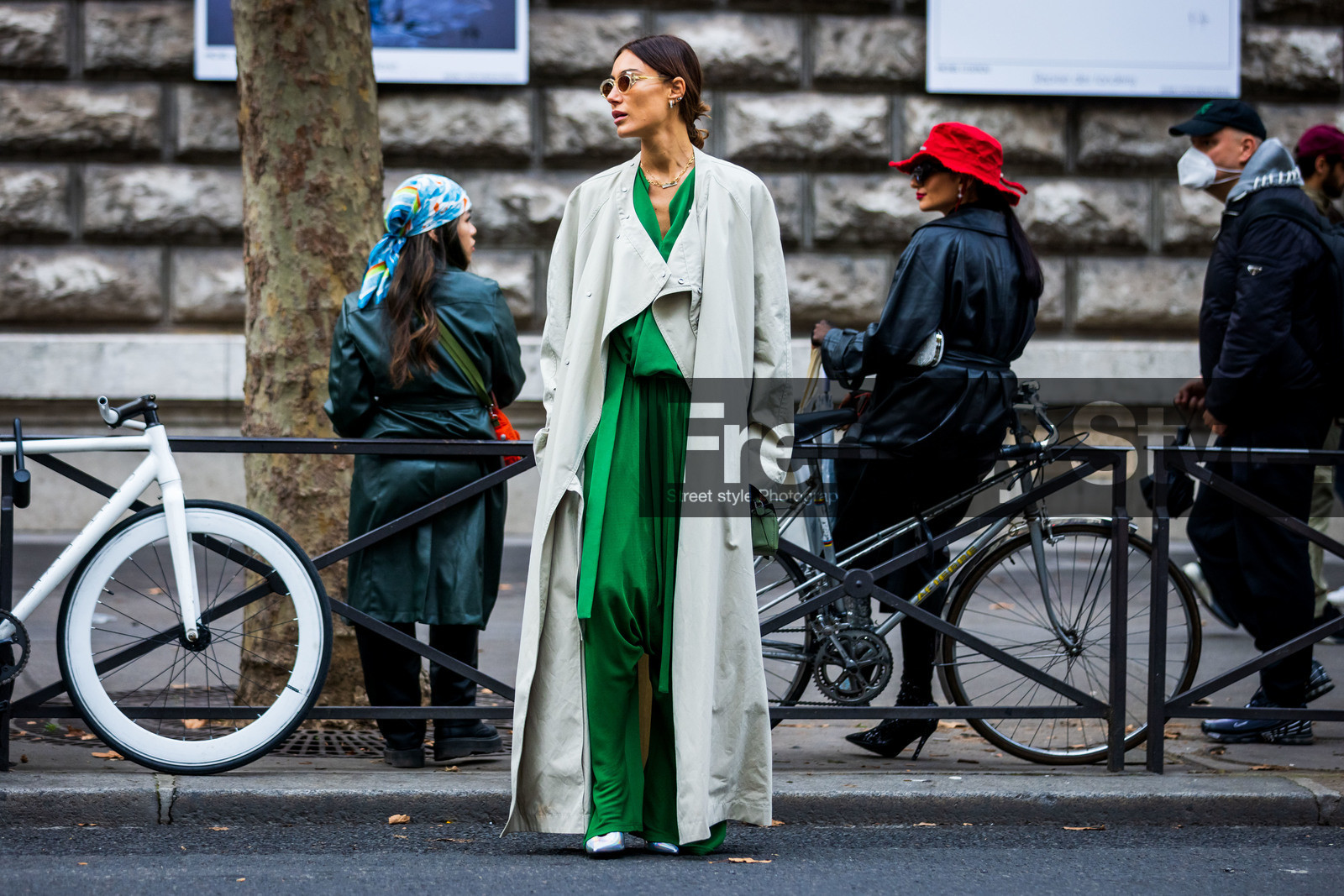 bag, beige coat, blouse, coat, Giogia Tordini, green bag, green blouse, green pants, mini bag, pants, sunglasses, transparent sunglasses, street style, jonathan paciullo, FW, frenchystyle, fashion week, PFW, PARIS, SPRING SUMMER 2022, SS 22, horizontal, atmosphere details, full length