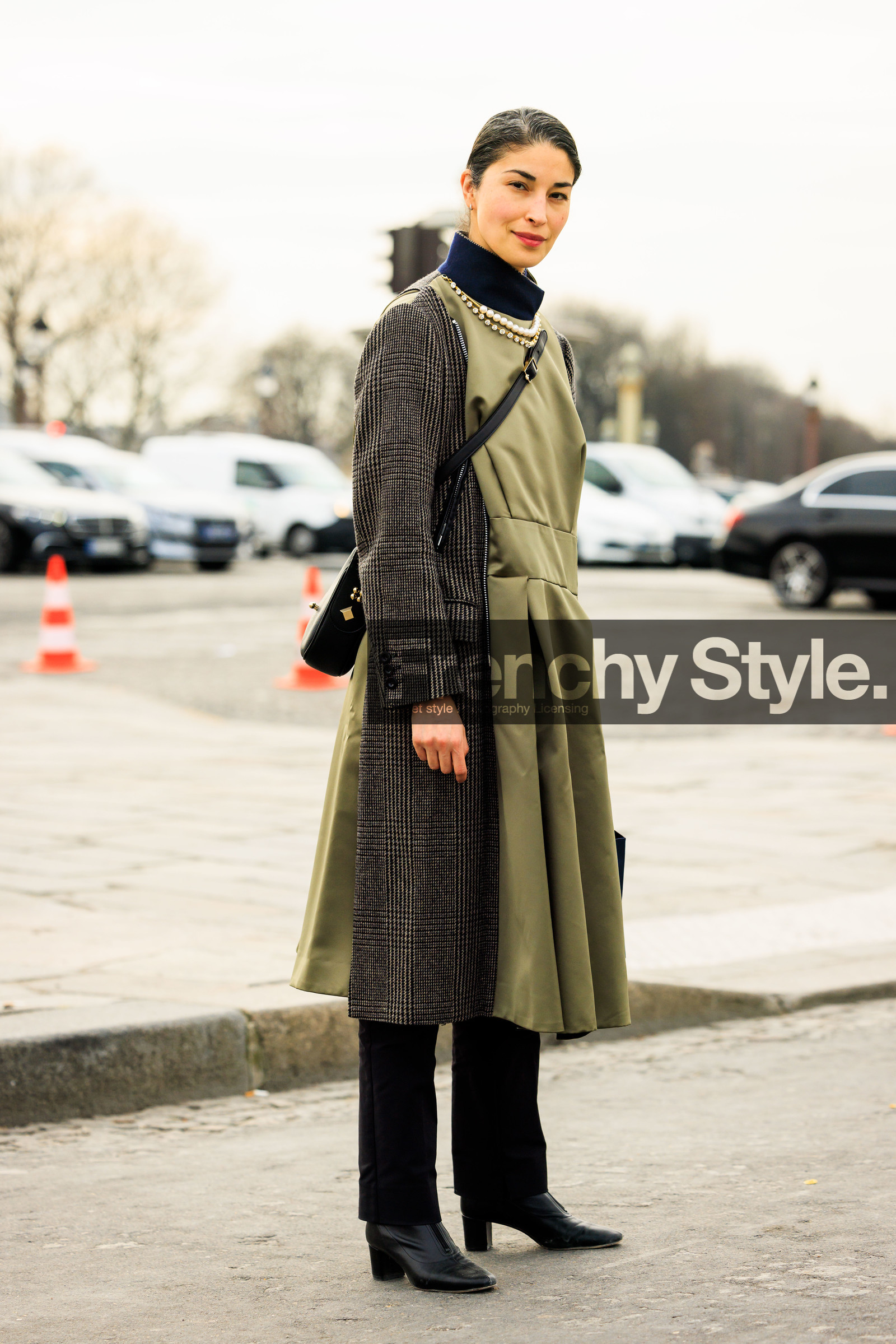 profile, braided pony tail, corssbody bag, black handbag, kaki trench, plaid trench, dual toned trench, trench dress, black boots, leather boots, pearl necklace, black trousers, caroline issa, fashion week, frenchystyle, FW, jonathan paciullo, street style, AUTUMN WINTER 2022-2023, FALL WINTER 2022_2023, FW 22-23, PFW, PARIS, vertical, full length