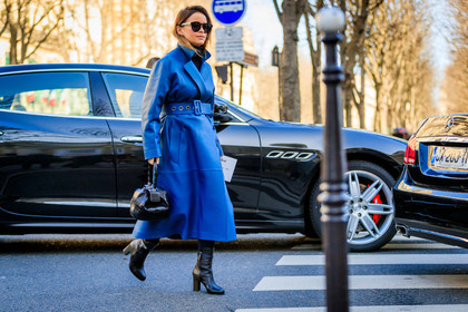 atmosphere details, AUTUMN WINTER 2017-2018, AW 17-18, belted coat, black bag, black shoes, blue coat, FALL WINTER 2017-2018, fashion week, frenchystyle, full length, FW, FW 17-18, high heels, horizontal, jonathan paciullo, leather bag, leather shoes, mira duma, miroslava duma, PARIS, PFW, street style