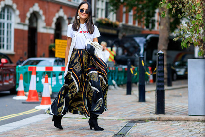 anna rosa vitiello, atmosphere details, black and white bag, black shoes, black skirt, chanel, earrings, fashion week, frenchystyle, full length, FW, graphic skirt, high heels, horizontal, jonathan paciullo, leather bag, leather shoes, LFW, LONDON, printed skirt, printed t shirt, SPRING SUMMER 2018, SS 18, street style, white t shirt