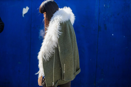 atmosphere details, AUTUMN WINTER 2016-2017, AW 16-17, detail, fashion week, frenchystyle, fur collar, FW, FW 16-17, horizontal, jonathan paciullo, kaki coat, kaki jacket, NEW YORK, NYFW, sheep fur, street style, susie lau, white fur, woman