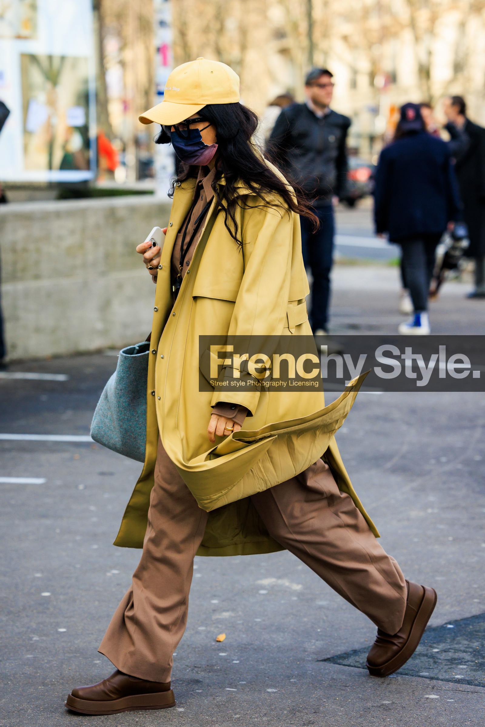 yellow cap, yellow trench, leather trench, blue mask, brown trousers, cargo pants, blue tote bag, brown boots, fashion week, frenchystyle, FW, jonathan paciullo, street style, PFW, PARIS, menswear, AUTUMN WINTER 2022-2023, FALL WINTER 2022-2023, FW 22-23, full length, vertical