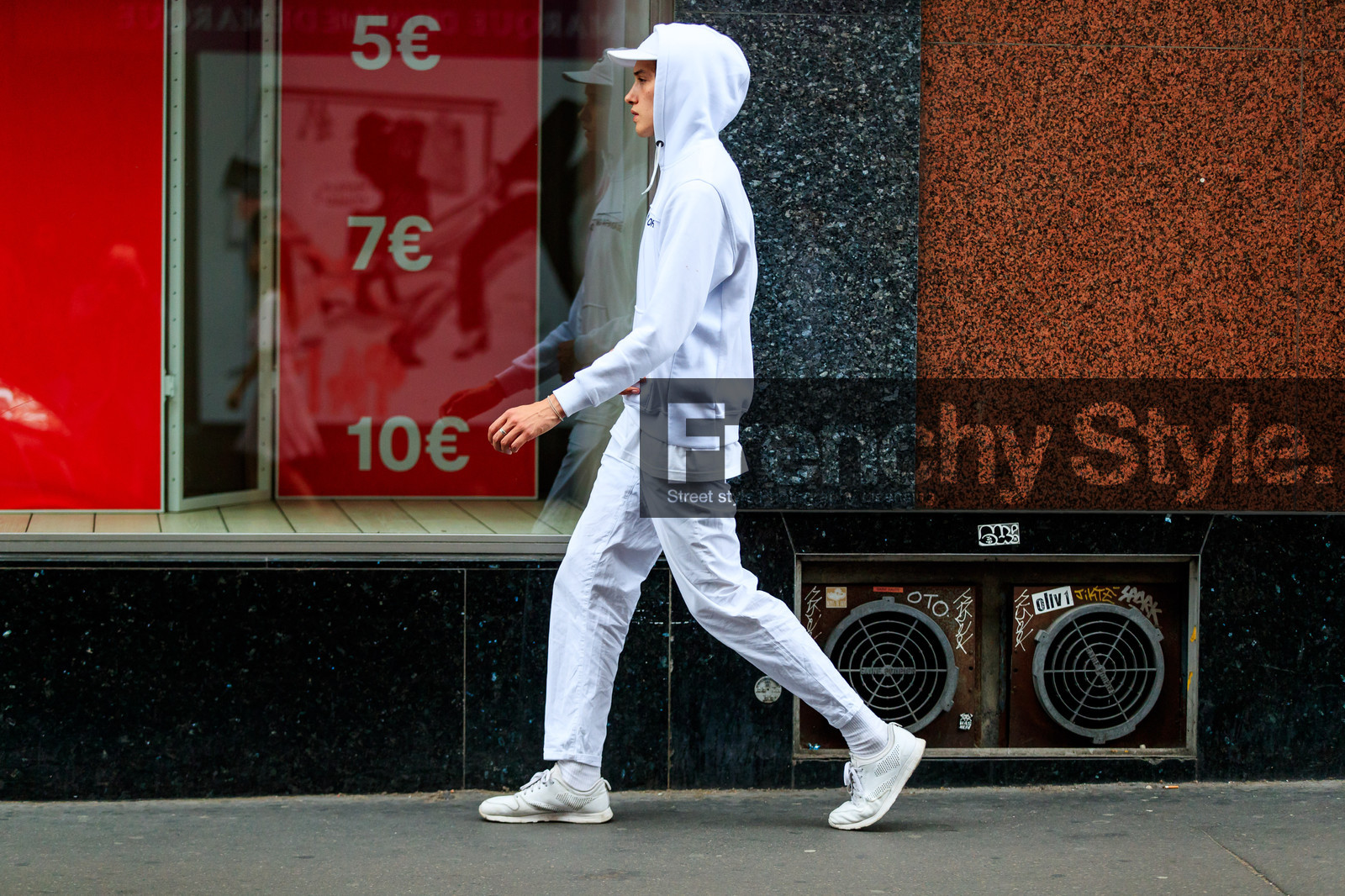 atmosphere details, AUTUMN WINTER 2016-2017, AW 16-17, FALL WINTER 2016-2017, fashion week, frenchystyle, full length, FW, FW 16-17, HAUTE COUTURE, hoodie, horizontal, jonathan paciullo, leather sneakers, MENSWEAR, PARIS, PFW, reebok, street style, tone on tone, total look white, trousers, white cap, white pants, white sneakers, white sweater