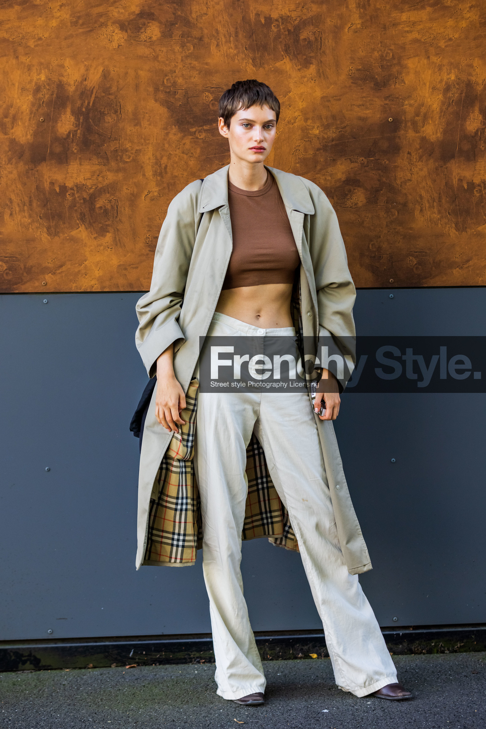 beige pants, beige trenchcoat, brown crop top, burberry trench, crop top, flare pants, pants, trenchcoat, street style, jonathan paciullo, FW, frenchystyle, fashion week, PFW, PARIS, SPRING SUMMER 2022, SS 22, vertical, full length, model