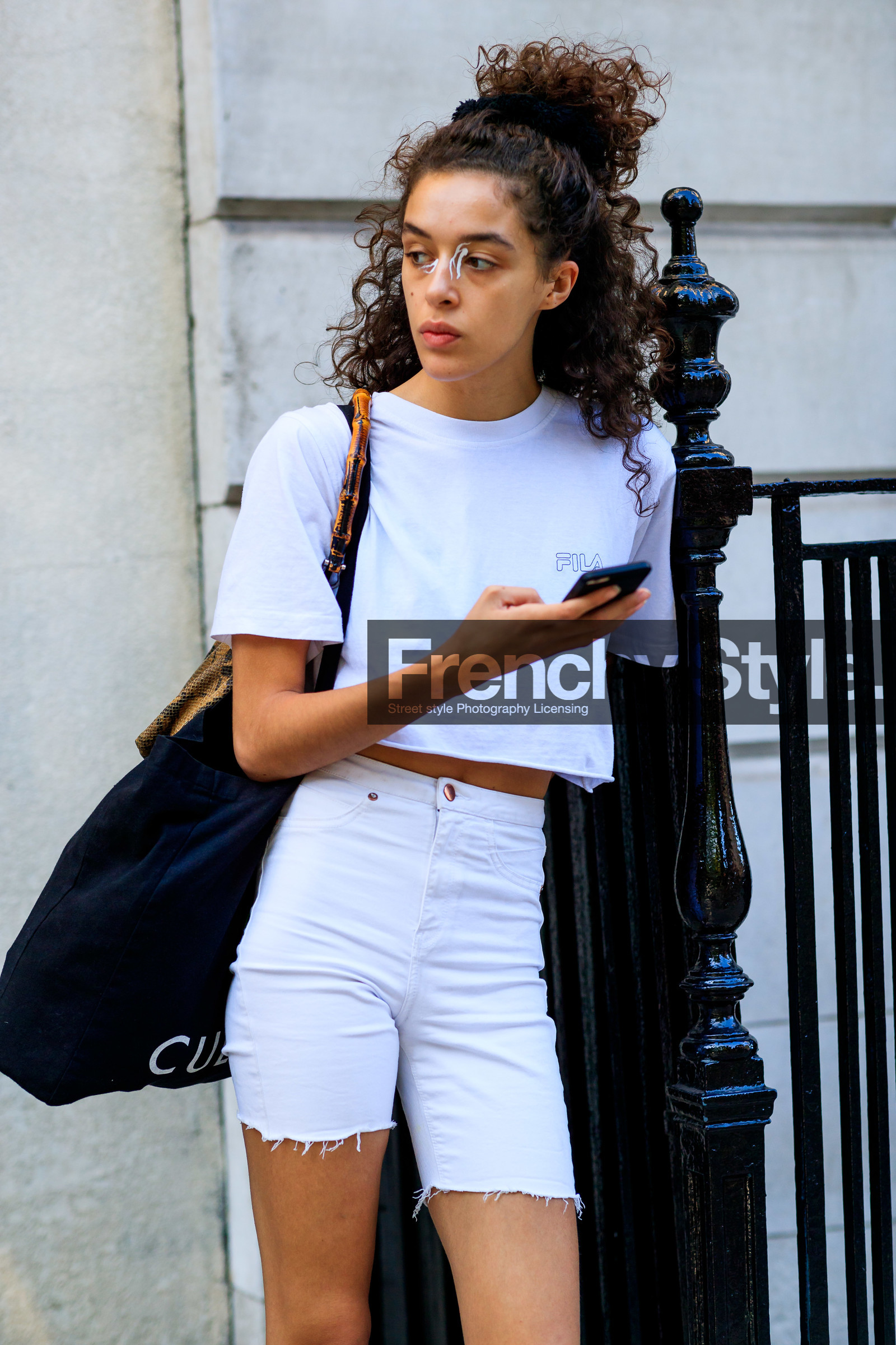model, eye make up, make up, white eyeliner, cropped top, white t-shirt, white cropped top, fila t-shirt, short sleeves t-shirt, shorts, white shorts, bun, half bun, fashion week, frenchystyle, FW, jonathan paciullo, street style, vertical, detail, atmosphere details