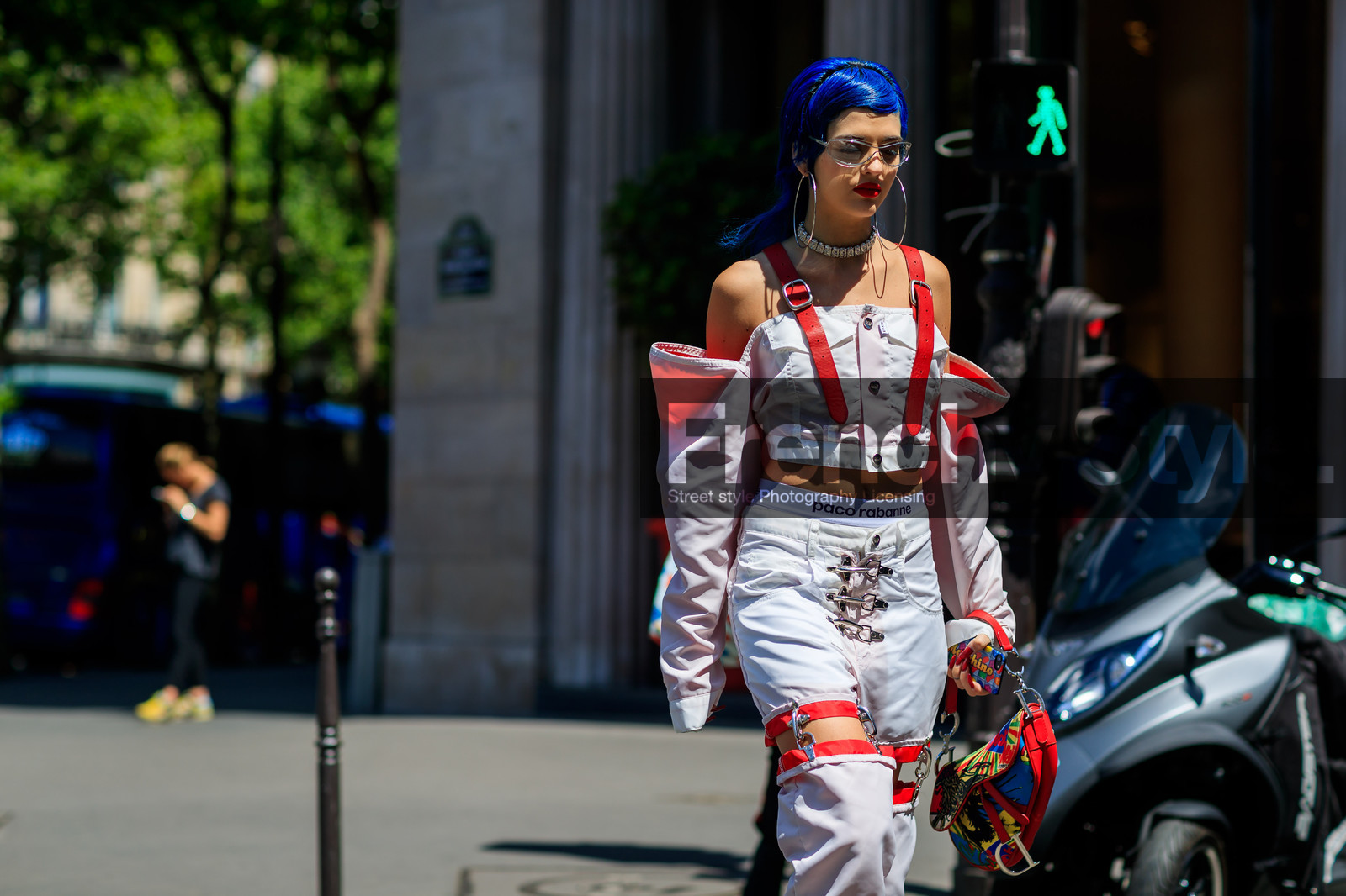 atmosphere details, blue hair, choker, detail, dyed hair, fashion week, frenchystyle, FW, horizontal, jonathan paciullo, leather bag, MENSWEAR, multicolor bag, necklace, open work, paco rabanne, PARIS, PFW, pink pants, pink top, printed bag, red bag, sita abellan, SPRING SUMMER 2018, SS 18, street style, suspenders, trousers