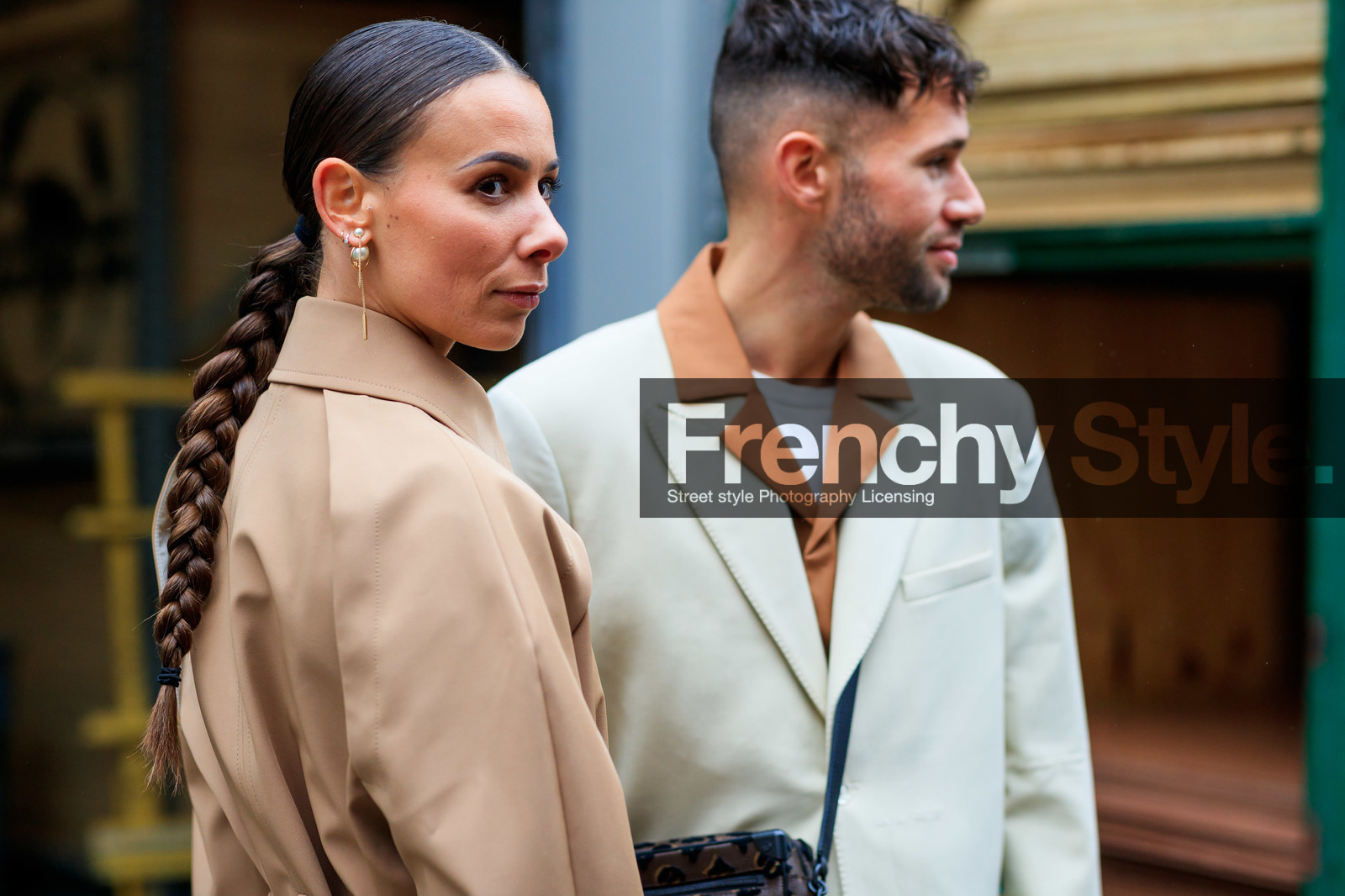 alice & j.s, alice barbier, JS roques, beige jacket, beige trench coat, light beige jacket, balloon sleeves, close up detail, orange shirt, white t-shirt, crossbody bag, multi earrings, golden earrings, dangling earrings, pearl earrings, fashion week, frenchystyle, FW, jonathan paciullo, street style, NYFW, NEW YORK, AUTUMN WINTER 2020-2021, FALL WINTER 2020-2021, FW 20-21, horizontal, atmosphere details, detail