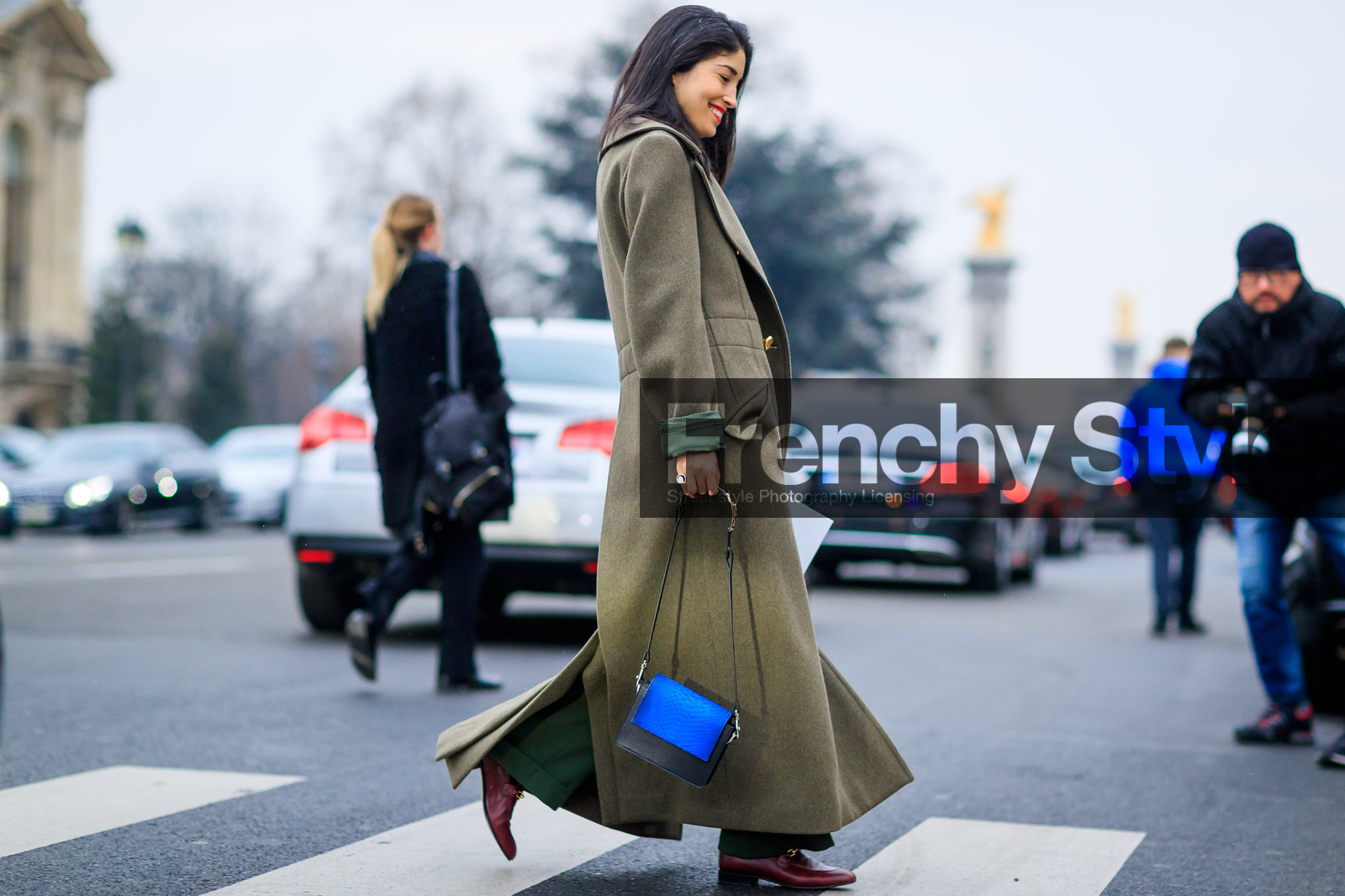 blue bag, green coat, leather bag, leather shoes, long coat, mocassins, overcoat, red shoes, fashion week, frenchystyle, FW, jonathan paciullo, street style, PFW, PARIS, SPRING SUMMER 2017, SS 17, HAUTE COUTURE, atmosphere details, full length, horizontal