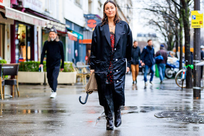 atmosphere details, AUTUMN WINTER 2017-2018, AW 17-18, black coat, black jacket, black shoes, bustier dress, FALL WINTER 2017-2018, fashion week, frenchystyle, full length, FW, FW 17-18, horizontal, jonathan paciullo, leather bag, leather shoes, PARIS, PFW, polka dot, printed dress, rachael wang, red dress, street style