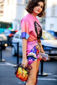 chloé, graphic bag, graphic skirt, leather bag, multicolor shorts, orange bag, pink t shirt, printed bag, printed skirt, printed t shirt, red bag, yellow bag, PARIS, PFW, street style, jonathan paciullo, FW, frenchystyle, fashion week, AUTUMN WINTER 2019-2020, AW 19-20, FALL WINTER 2019-2020, FW 19-20, vertical, atmosphere details, detail