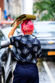 blue shirt, dyed hair, graphic shirt, green bag, leather bag, Margaret Zhang, navy pants, pink hair, printed shirt, trousers, street style, jonathan paciullo, FW, frenchystyle, fashion week, NYFW, NEW YORK, SPRING SUMMER 2019, SS 19, vertical, detail, atmosphere details