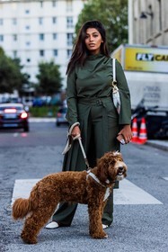 bag, dior bag, dog, kakhi pants, kakhi skirt, kakhi top, pleated skirt, skirt, top, white bag, white mocassins, street style, jonathan paciullo, FW, frenchystyle, fashion week, PFW, PARIS, SPRING SUMMER 2022, SS 22, vertical, full length