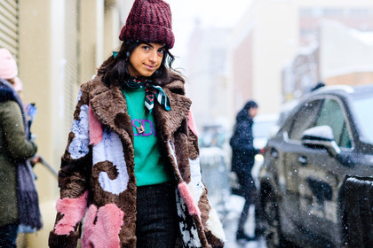 atmosphere details, AUTUMN WINTER 2017-2018, AW 17-18, bordeaux, brown coat, brown fur, burgundy, checked pants, detail, FALL WINTER 2017-2018, fashion week, frenchystyle, Fur coat, FW, FW 17-18, green scarf, green sweater, horizontal, jonathan paciullo, leandra medine, NEW YORK, NYFW, printed coat, red beanie, street style, trousers