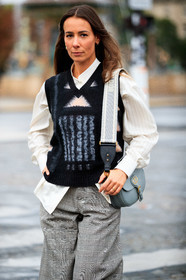 alice barbier, black pullover, striped pullover, sleeveless pullover, white shirt, striped shirt, dior bag, dior pullover, dior shirt, dior strap bag, dior total look, shoulder bag, logo strap bag, fashion week, frenchystyle, FW, jonathan paciullo, street style, PFW, PARIS, SPRING SUMMER 2021, SS 21, vertical, atmosphere details, detail