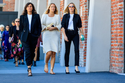 atmosphere details, black jacket, black pants, black shoes, blazer, Emmanuelle Alt, fashion week, frenchystyle, full length, FW, golden sandals, horizontal, jennifer neyt, jonathan paciullo, leather bag, leather shoes, MFW, MILAN, SPRING SUMMER 2018, SS 18, street style, sunglasses, trousers, white dress, white t shirt