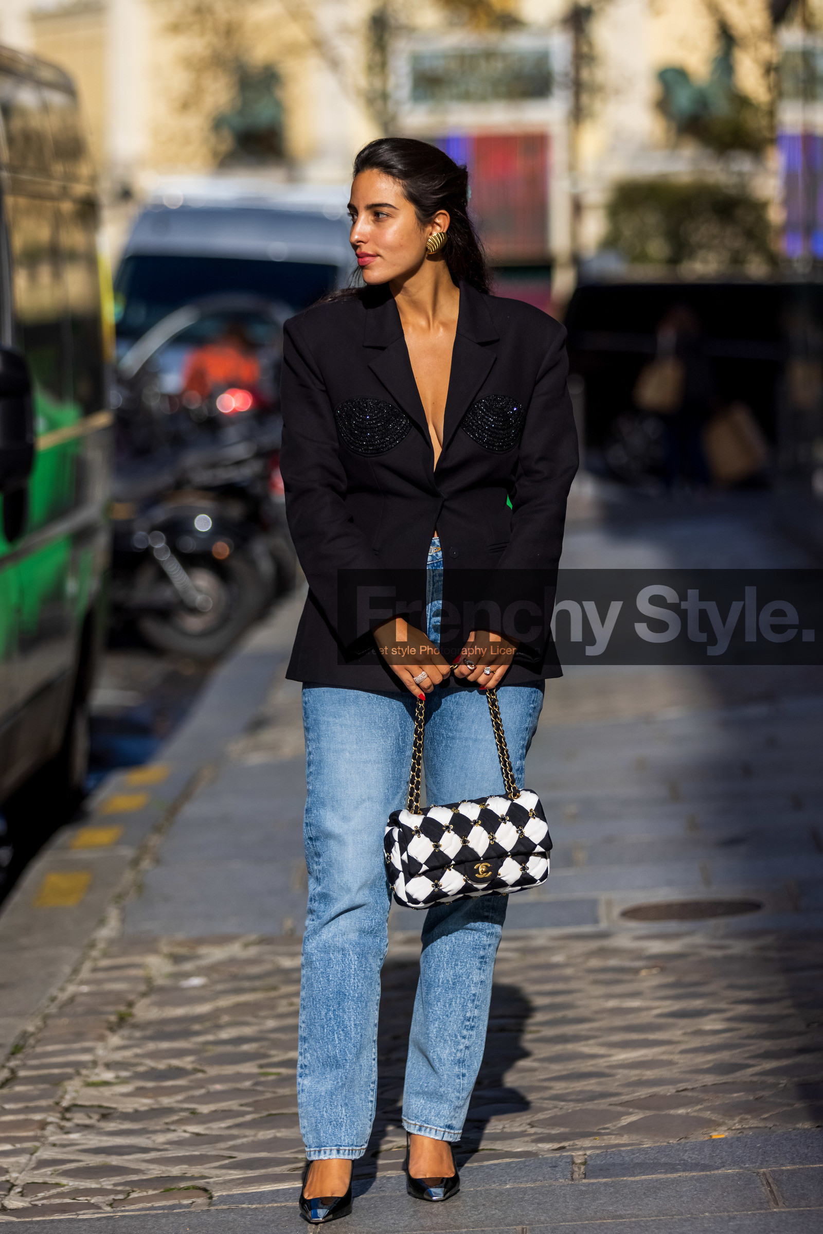 bag, Bettina Looney, bicolor bag, black bag, black blazer, black heels, blazer, blue denim, blue jean, chanel bag, denim, heels, jean, statement bag, statement blazer, strass, white bag, street style, jonathan paciullo, FW, frenchystyle, fashion week, PFW, PARIS, SPRING SUMMER 2022, SS 22, vertical, full length