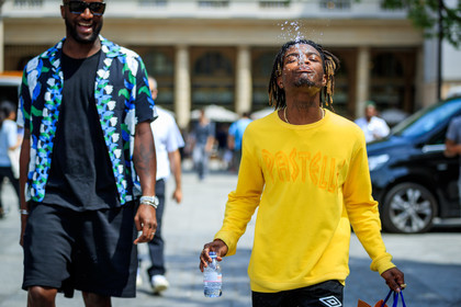atmosphere details, detail, fashion week, frenchystyle, FW, horizontal, ian connors, jonathan paciullo, MENSWEAR, PARIS, PFW, SPRING SUMMER 2018, SS 18, street style, sunglasses, virgil abloh, yellow sweater