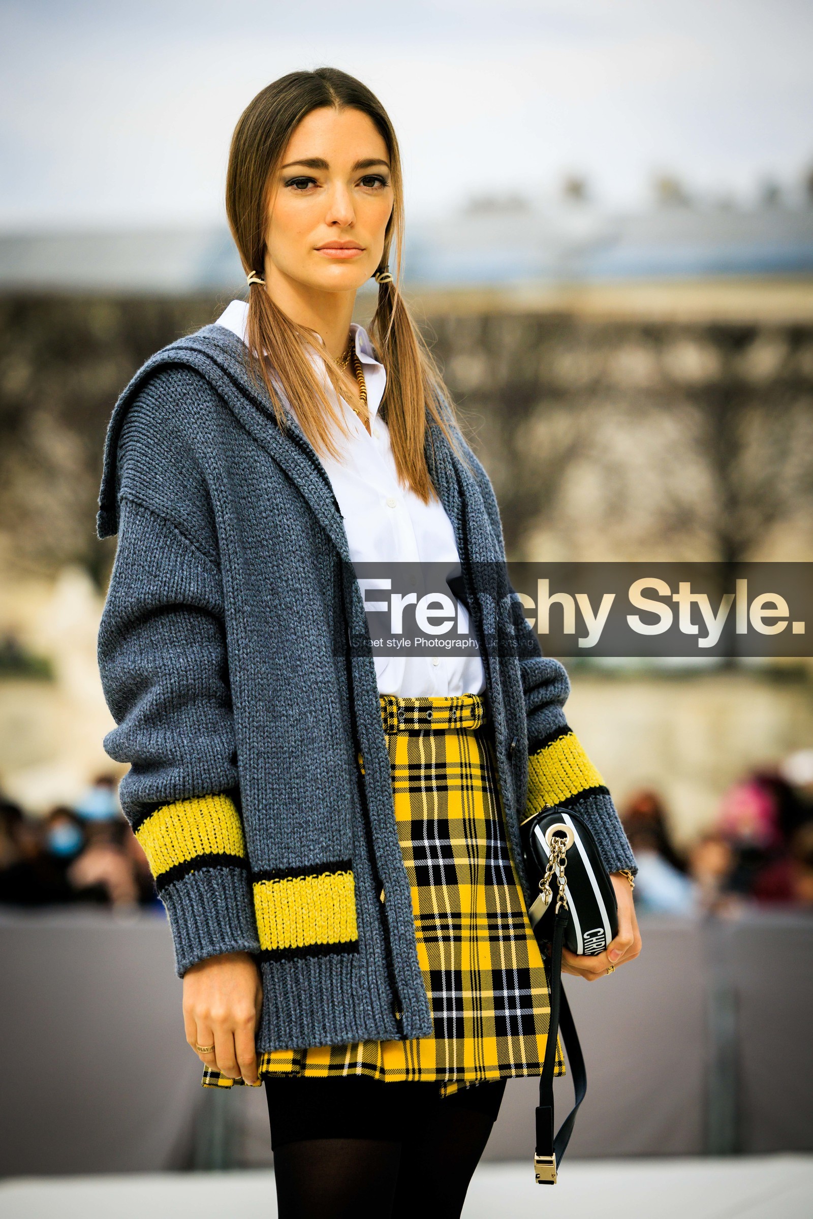 school girl style, grey cardigan, plaid skirt, yelow skirt, black stockings, black handbag, piggy tails, hairstyle, white shirt, sofia sanchez de betak, fashion week, frenchystyle, FW, jonathan paciullo, street style, AUTUMN WINTER 2022-2023, FALL WINTER 2022_2023, FW 22-23, PFW, PARIS, vertical, detail