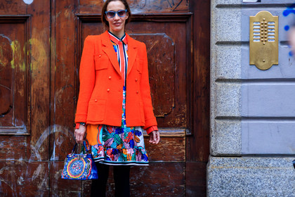 atmosphere details, AUTUMN WINTER 2017-2018, AW 17-18, blazer, blue bag, detail, FALL WINTER 2017-2018, fashion week, fendi, frenchystyle, FW, FW 17-18, horizontal, jonathan paciullo, leather bag, MFW, MILAN, multicolor bag, multicolor dress, printed bag, printed dress, psychedelic, red jacket, street style, sunglasses, tights