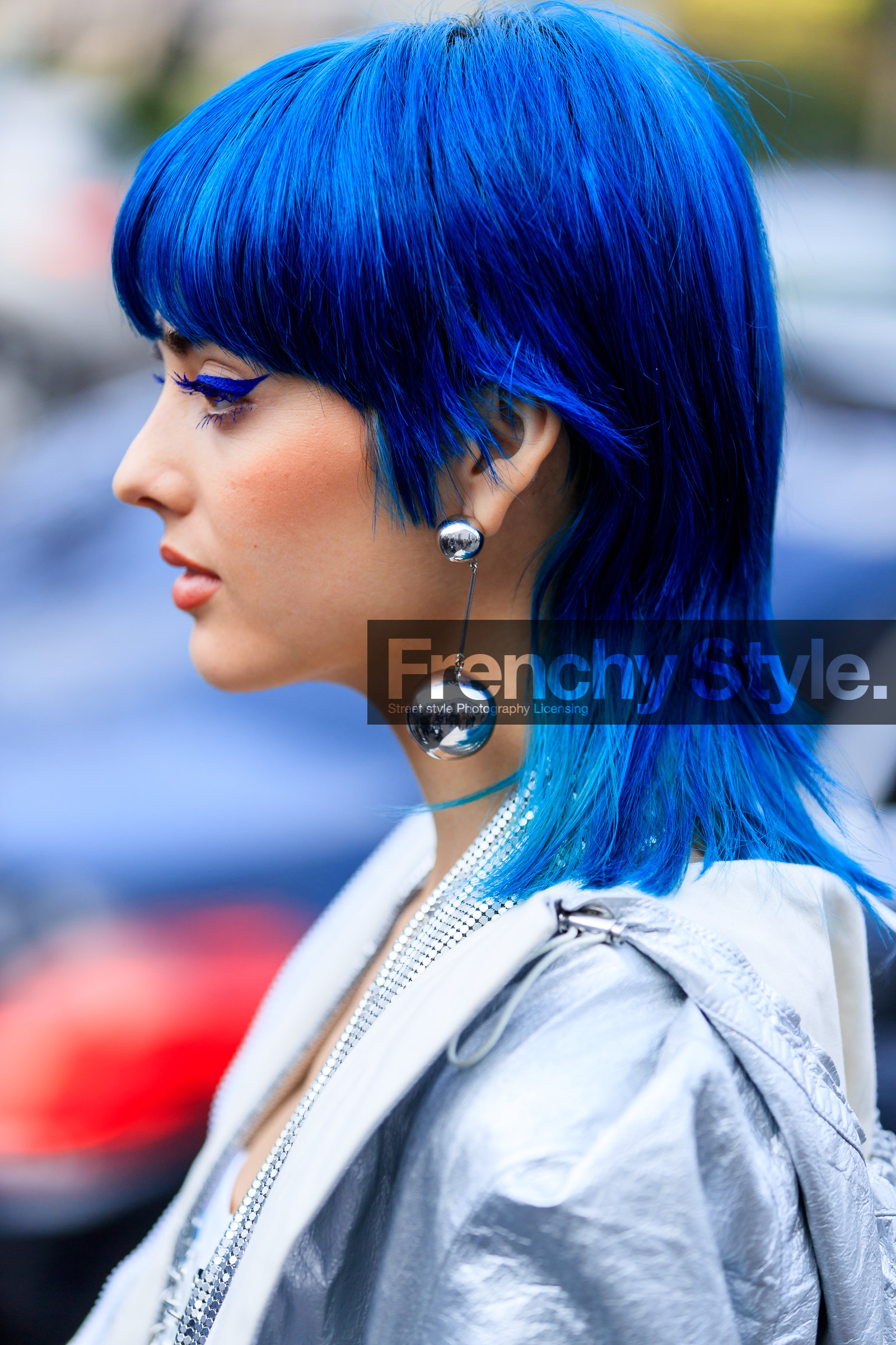 atmosphere details, AUTUMN WINTER 2017-2018, AW 17-18, blue hair, detail, dyed hair, earrings, FALL WINTER 2017-2018, fashion week, frenchystyle, FW, FW 17-18, jonathan paciullo, marc jacobs, paco rabanne, PARIS, PFW, portrait, raincoat, shiny coat, silver jacket, sita abellan, street style, vertical