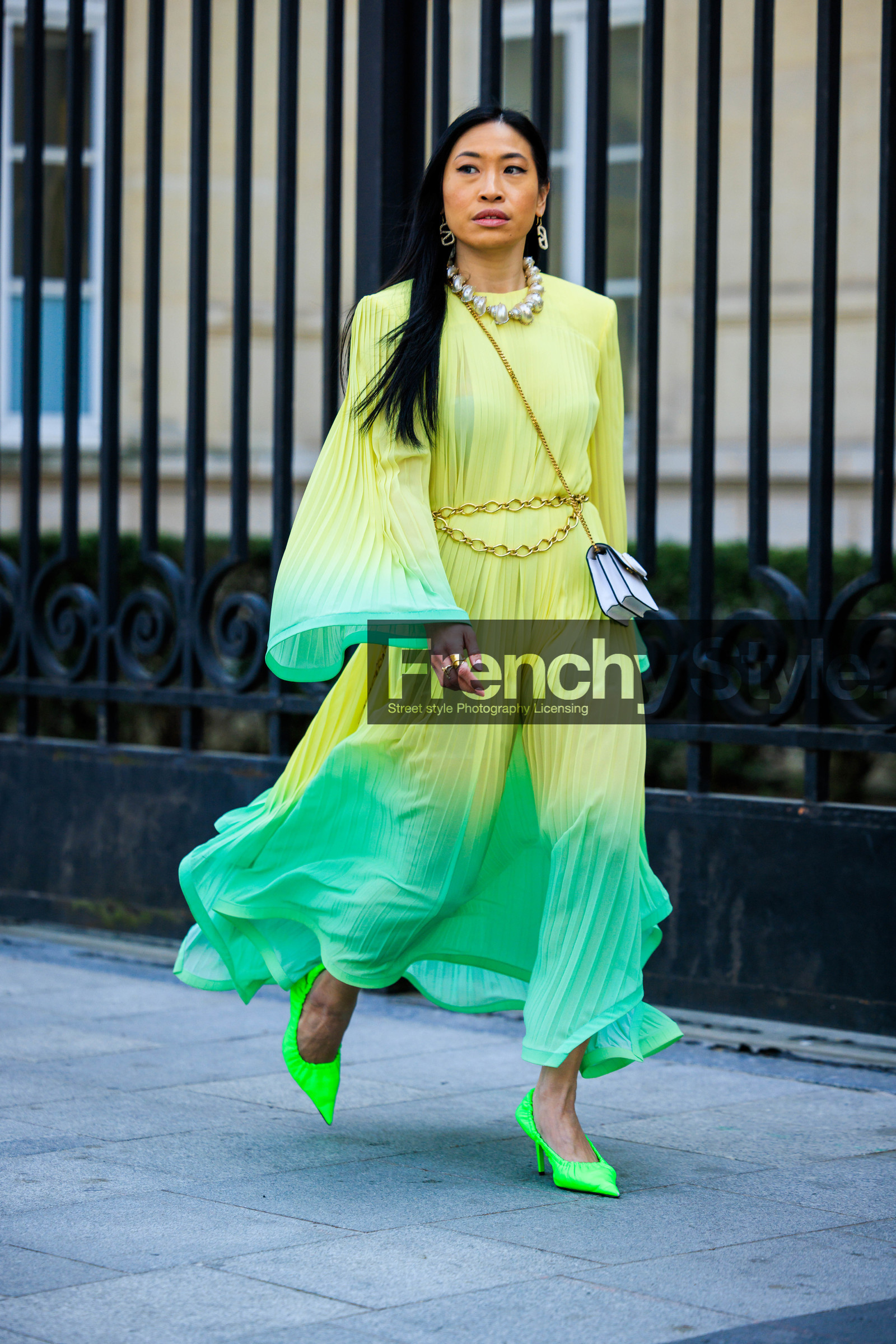 valentino, washed dress, pleated dress, golden chain belt, pearl necklace, valentino earrings, yellow dress, fluo green heels, lila bag, mini bag, crossbody bag, street style, jonathan paciullo, FW, frenchystyle, fashion week, AUTUMN WINTER 2022-2023, FALL WINTER 2022_2023, FW 22-23, PARIS, PFW, full length, vertical
