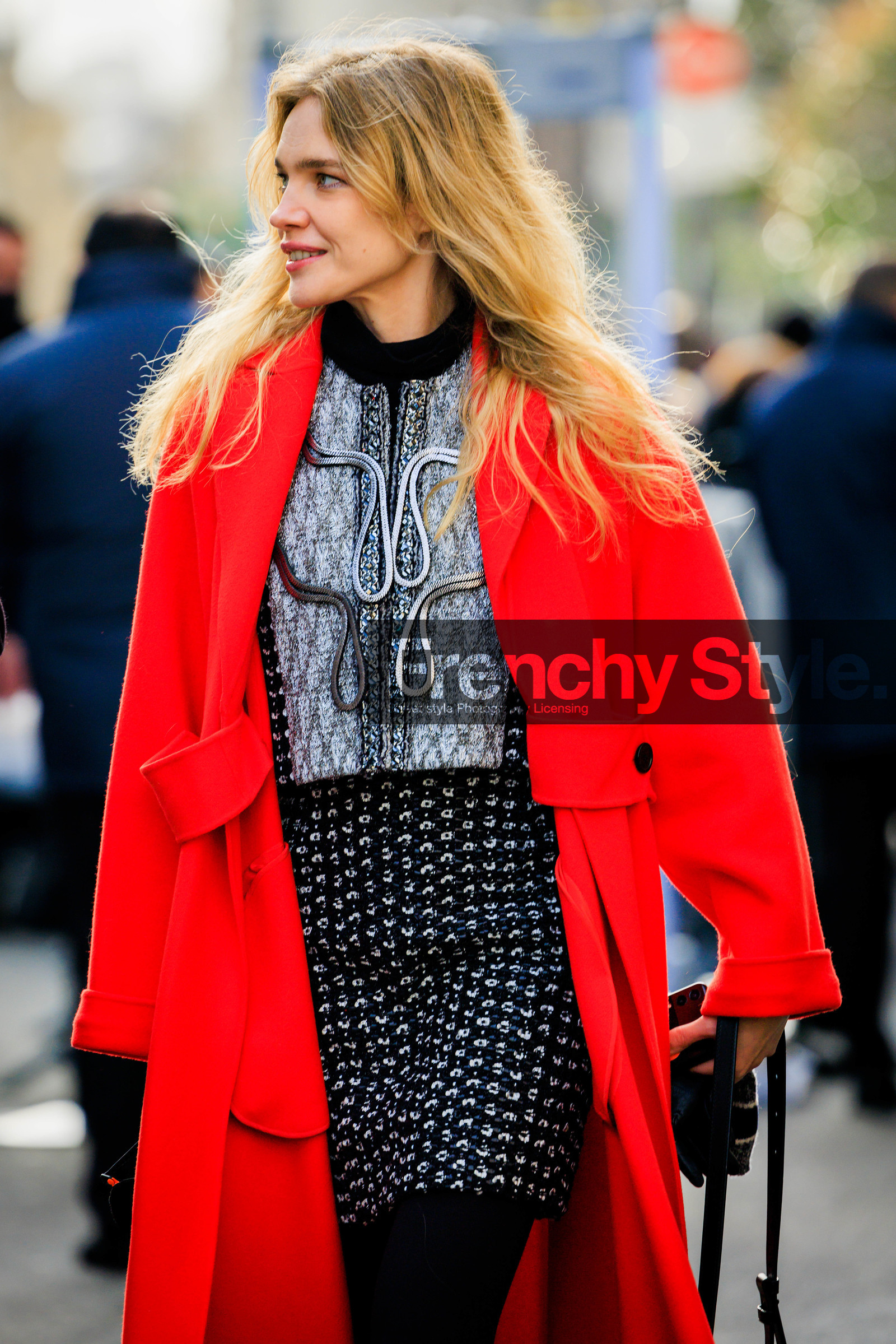 red trench, louis vuitton, silver top, embroidered top, embroidered skirt, black leggings, black handbag, blond hair, model, fashion week, frenchystyle, FW, jonathan paciullo, street style, PFW, PARIS, menswear, FALL WINTER 2022-2023, AUTUMN WINTER 2022-2023, FW 22-23, atmosphere details, detail, vertical