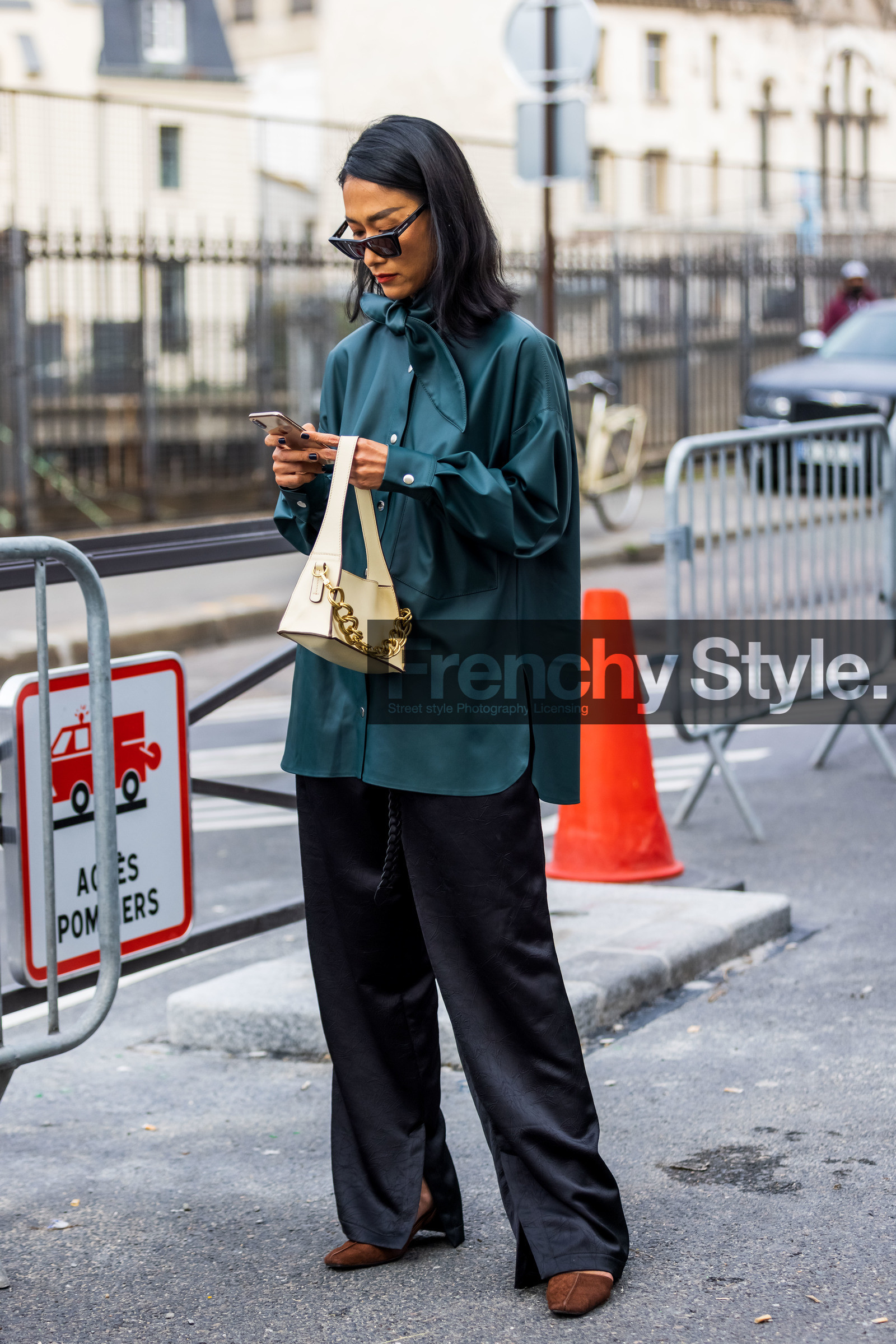bag, black sunglasses, crossbody bag, dress, earrings, fluffly bag, gold bracelet, gold earrings, Julie Sergent Ferreri, khaki dress, longchamp bag, ring, strap, sunglasses, watch, fashion week, frenchystyle, FW, jonathan paciullo, street style, PFW, PARIS, SPRING SUMMER 2022, SS 22, vertical, full length