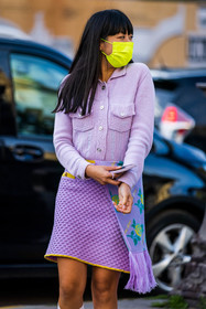 asymetrical skirt, color, facial mask, floral print, flower, fringes, jacket, lila, lila jacket, print, printed skirt, purple jacket, purple skirt, skirt, Susie Lau, wool jacket, street style, jonathan paciullo, FW, frenchystyle, fashion week, PFW, PARIS, SPRING SUMMER 2022, SS 22, vertical, atmosphere details