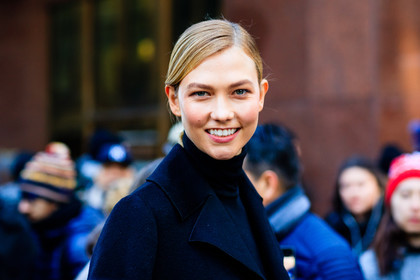 atmosphere details, AUTUMN WINTER 2017-2018, AW 17-18, black coat, black sweater, detail, FALL WINTER 2017-2018, fashion week, frenchystyle, FW, FW 17-18, horizontal, jonathan paciullo, karlie kloss, model, NEW YORK, NYFW, portrait, street style, tone on tone, total look black, turtleneck sweater