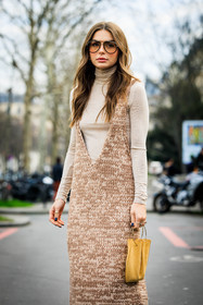 pilot sunglasses, wavy hair, knitted dress, ivory turtleneck, knitweat, yellow mustard bag, mini bag, Allegra shaw, fashion week, frenchystyle, FW, jonathan paciullo, street style, AUTUMN WINTER 2022-2023, FALL WINTER 2022_2023, FW 22-23, PFW, PARIS, vertical, detail