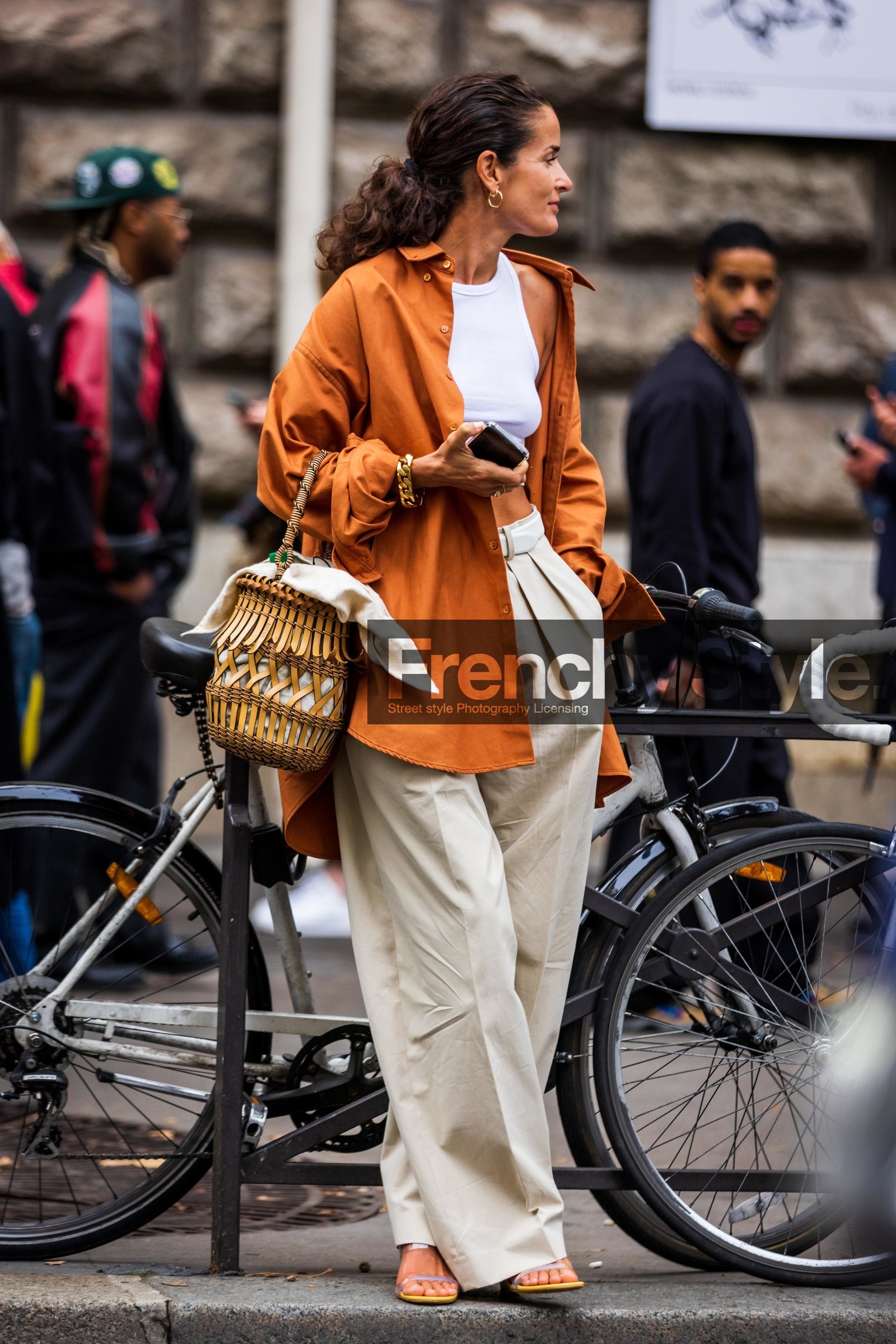 basket, basket bag, beige pants, belt, camel shirt, crop top, flare pants, fluid pants, large pants, Lucy Chadwick, pants, sandals, shirt, white belt, white crop top, yellow sandals, street style, jonathan paciullo, FW, frenchystyle, fashion week, PFW, PARIS, SPRING SUMMER 2022, SS 22, vertical, full length