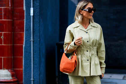 beige jacket, beige pants, leather bag, orange bag, sunglasses, trousers, fashion week, frenchystyle, FW, jonathan paciullo, street style, LFW, LONDON, SPRING SUMMER 2019, SS 19, atmosphere details, horizontal, detail
